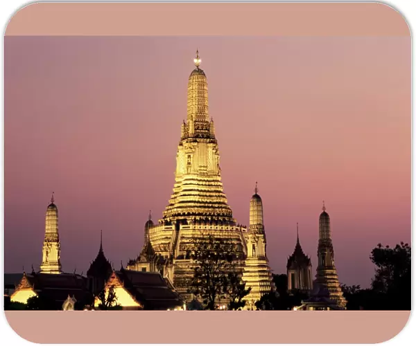 Buddhist temple of Wat Arun (Temple of the Dawn) at twilight