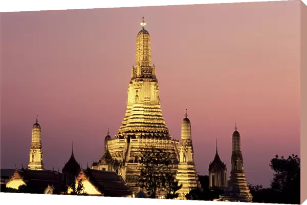 Buddhist temple of Wat Arun (Temple of the Dawn) at twilight