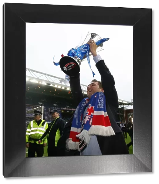 Rangers Football Club: Kevin Thomson and the League Trophy - Champions (2008-09 Clydesdale Bank Premier League)