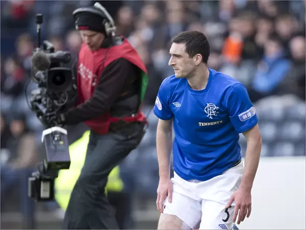 Rangers Lee Wallace in Action: A Dominant 4-1 Victory Over Queens Park in the Scottish Third Division at Hampden Stadium