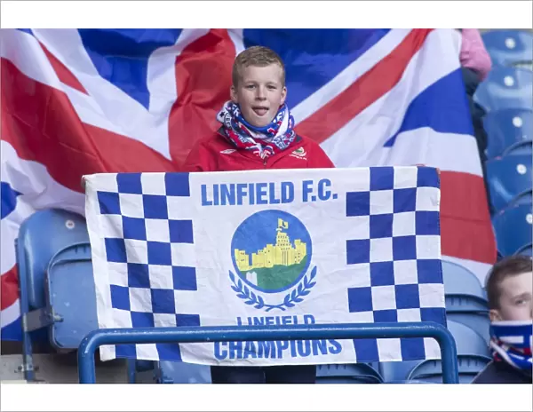 A Sea of Passion: Rangers Victory Over Linfield (2-0) - The Intense Atmosphere of Ibrox Stadium