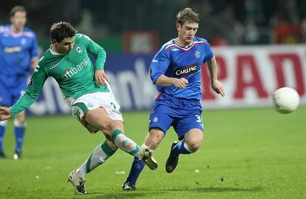 Steven Davis vs. Sebastian Boenisch: A Battle in the UEFA Cup Round of 16 Second Leg - Werder Bremen Leads 1-0
