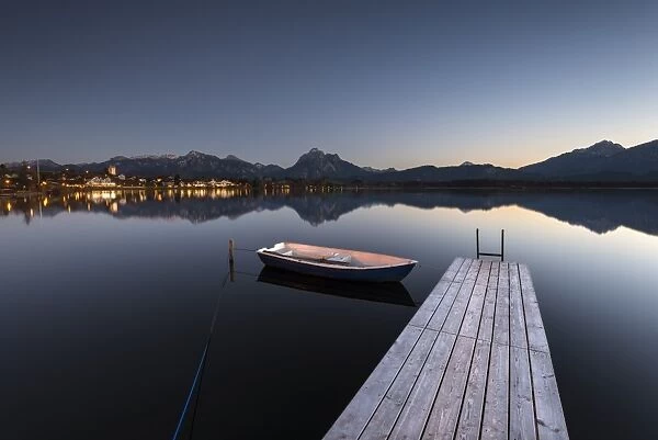 Evening light at Hopfensee Lake with jetty and rowing boat, Allgaeu Alps at back, Fuessen, Ostallgaeu region, Allgaeu, Bavaria, Germany, Europe
