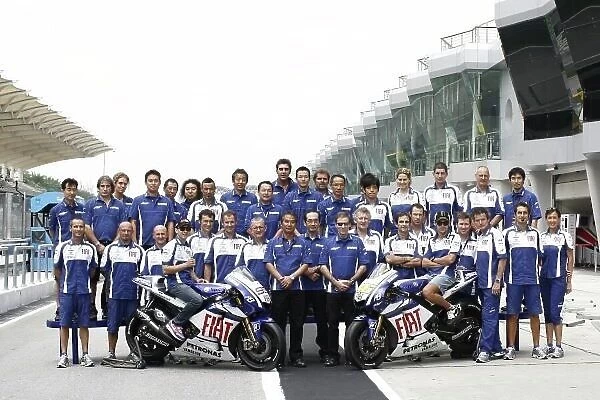 MotoGP. L-R: Jorge Lorenzo (ESP) and Valentino Rossi (ITA) with the FIAT Yamaha team.