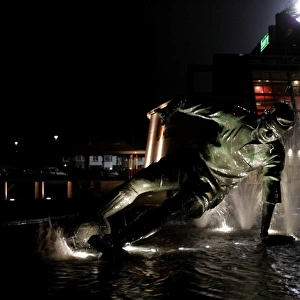 Football - Preston North End v Queens Park Rangers Coca-Cola Football League Championship - Deepdale - 19 / 10 / 04 Statue of Tom Finney outside the Stadium Mandatory Credit: Action Images / Darren