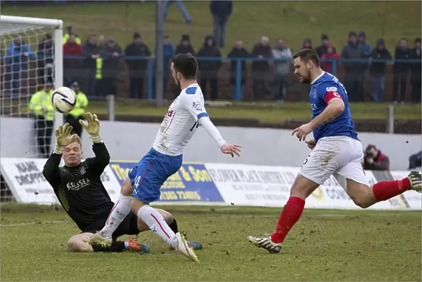 Rangers Nicky Clark vs. Cowdenbeath's Robbie Thomson: Intense Face-Off in Scottish Championship Clash at Central Park