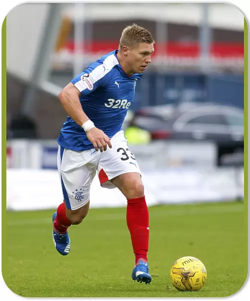 Rangers Waghorn in Action: Championship Showdown against St. Mirren at New Paisley Park