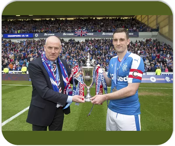Mark Warburton and Lee Wallace: Champions League with the Ladbrokes Trophy at Ibrox Stadium