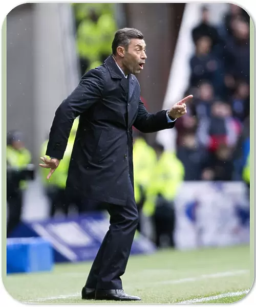 Pedro Caixinha Motivates Rangers Players During Ladbrokes Premiership Match vs Motherwell at Ibrox Stadium
