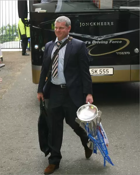 Rangers Football Club: Ian Durrant and the Triumphant 2008-09 Championship - Holding the League Trophy High