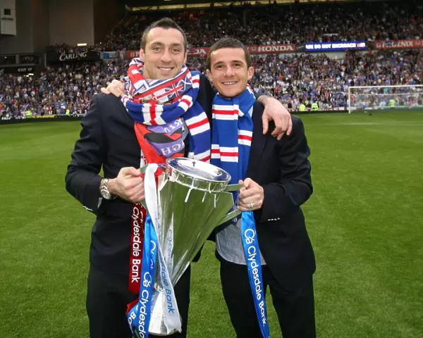 Rangers Football Club: 2008-09 Clydesdale Bank Premier League Champions - Barry Ferguson and Allan McGregor Triumph with the League Trophy