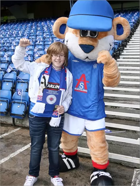 Roar with Rangers: McPhail and Broxi Bear at Ibrox