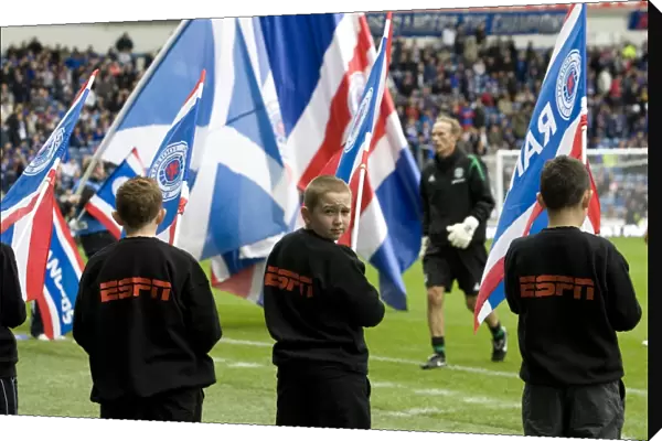 Rangers vs Hibernian: Flag-Bearing Battle at Ibrox Stadium - Clydesdale Bank Premier League (1-1)