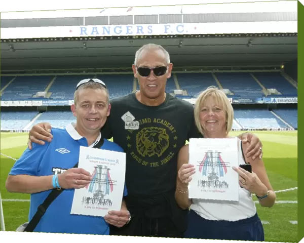 Rangers Football Club: Champions Walk 2010 - Mark Hateley Honors Fans with Certificates