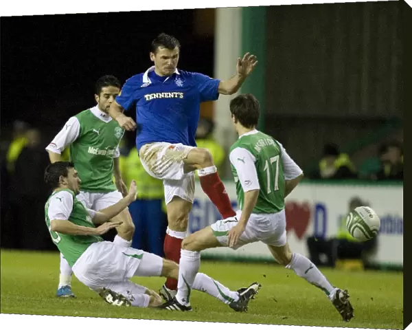 Rangers Lee McCulloch Fights for Ball in Intense Hibernian vs Rangers Clydesdale Bank Scottish Premier League Match (2-0)