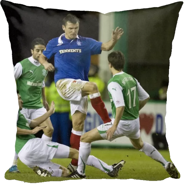 Rangers Lee McCulloch Fights for Ball in Intense Hibernian vs Rangers Clydesdale Bank Scottish Premier League Match (2-0)