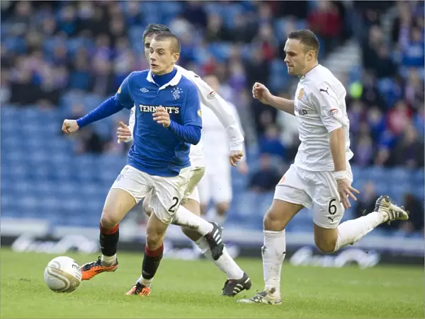 Rangers Vladimir Weiss Outmaneuvers Motherwell's Tom Hateley in Dominant 6-0 Ibrox Victory