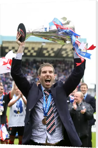 Rangers Football Club: Kirk Broadfoot's Triumph with the Scottish Premier League Trophy (2010-11) - Champions!