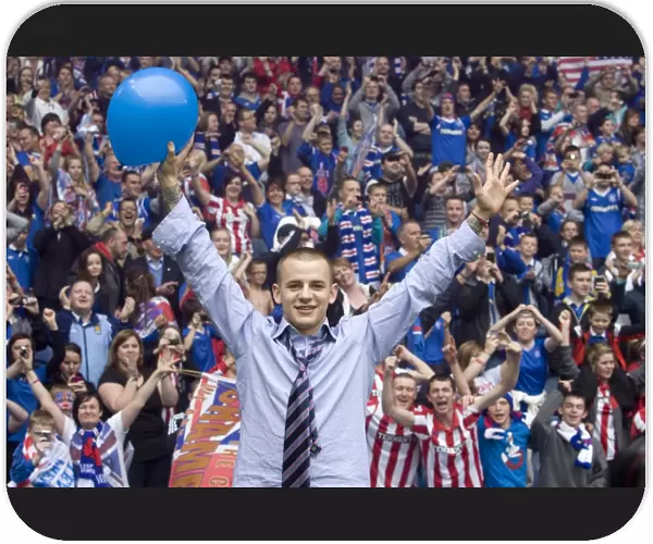 Rangers Football Club: Vladimir Weiss's Euphoric Celebration - SPL Champions 2010-11