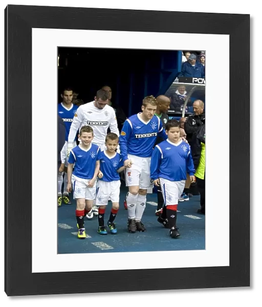Steven Davis Lifts the Trophy: Rangers 1-0 Hibernian - Clydesdale Bank Scottish Premier League Victory at Ibrox Stadium