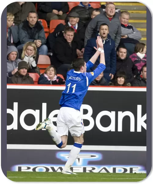 Rangers Kyle Lafferty Scores the Game-Winning Goal Against Aberdeen in Scottish Premier League at Pittodrie Stadium (11-12): 2-1 Rangers