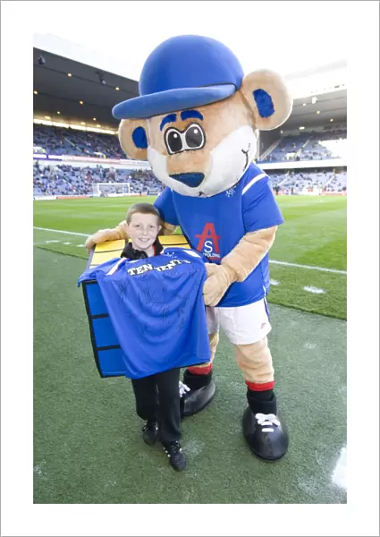 Rangers Kids Spooktacular Lap of Honor: Celebrating a Thrilling Halloween Win in Costumes (3-1) against Dundee United