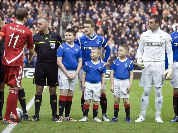 A Battle at Ibrox: Rangers vs Aberdeen - Davis and the Mascots Secure a 1-1 Draw in the Scottish Premier League