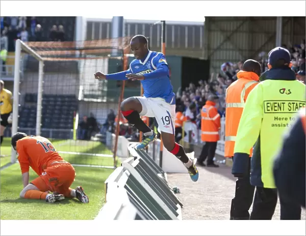 Rangers Sone Aluko: Dramatic Goal Celebration vs. Dundee United (2-1)