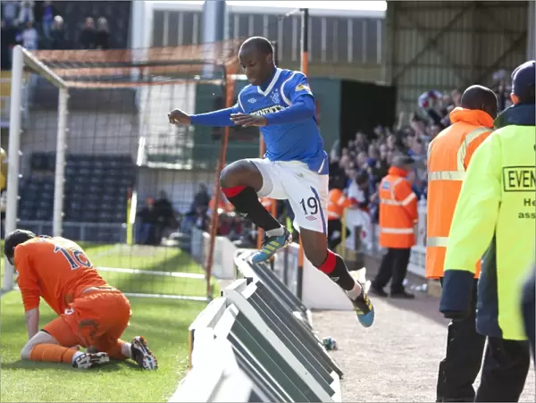 Rangers Sone Aluko: Dramatic Goal Celebration vs. Dundee United (2-1)