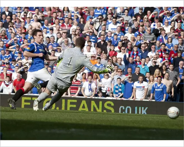 Thrilling Third: Lee Wallace's Goal Secures Rangers 3-2 Victory Over Celtic at Ibrox Stadium