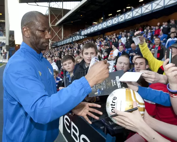 Rangers Legends vs AC Milan Glorie: Marvin Andrews Interacts with Fans - Exclusive Autograph Session at Ibrox Stadium during the 1-0 Match