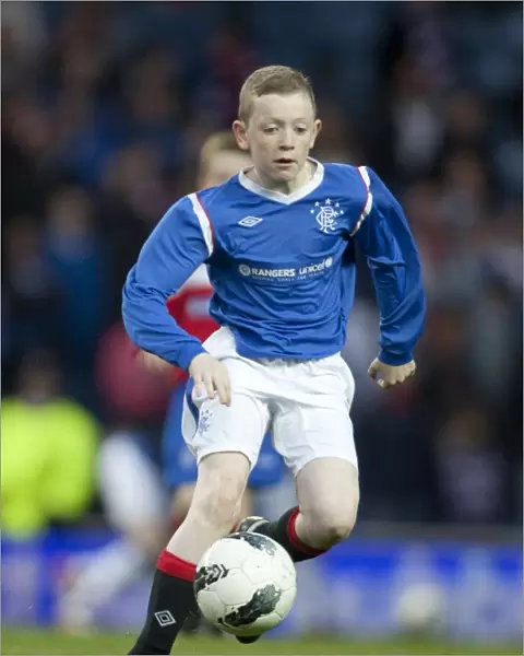 Rangers U11 & 12s Shine at Ibrox: A Memorable Half Time Experience Amidst Rangers 5-0 Victory over Dundee United (Scottish Premier League)