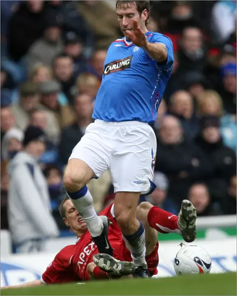 Rangers vs Aberdeen: Thrilling Clash at Ibrox Stadium - Rangers Ahead 3-1 (Scottish Premier League): Kirk Broadfoot and Scott Servin in Action