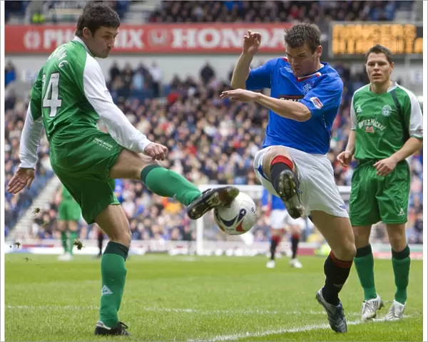 Rangers vs Hibernian: Lee McCulloch vs Martin Canning Clash in Intense Clydesdale Bank Premier League Match at Ibrox (2-1 in Favor of Rangers)