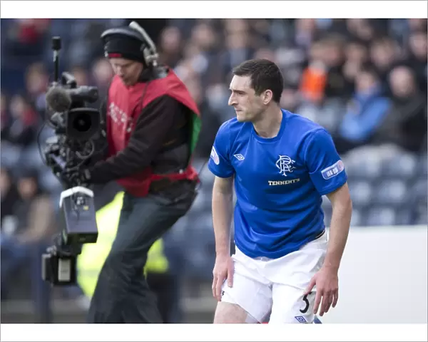 Rangers Lee Wallace in Action: A Dominant 4-1 Victory Over Queens Park in the Scottish Third Division at Hampden Stadium