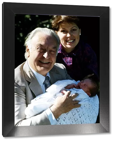 Donald Sinden Actor with his Daughter and his Granddaughter A©Mirrorpix