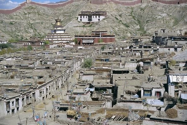 View of Gyanze (Gyantse) from Gyangze dzong, Tibet, China, Asia