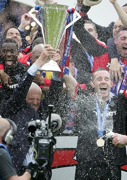 Rangers Football Club: Smith and Weir Lift the Scottish Premier League Trophy (2010-11) - Champions Victory Celebration