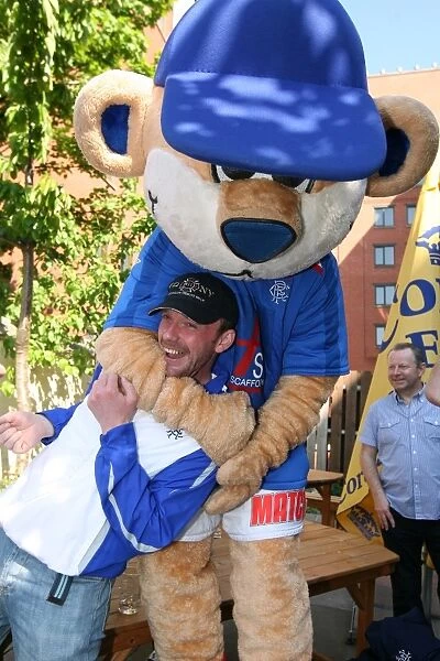 Rangers Football Club: UEFA Cup Final Victory - Triumphant Fans with John Smeaton and Broxi Bear in City Centre