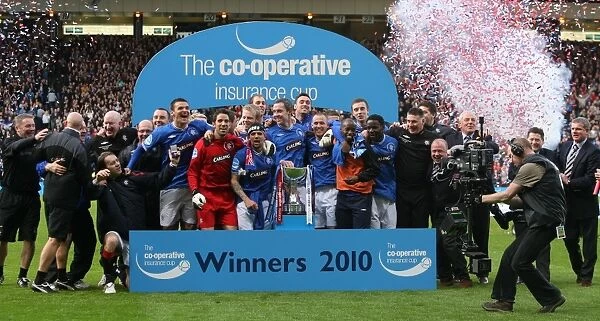Rangers Team celebrate winning the Cup
