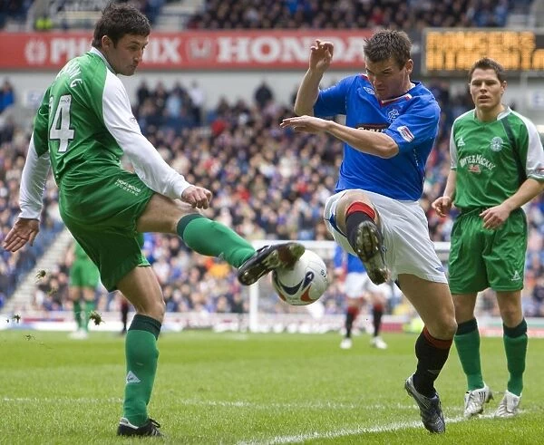 Rangers vs Hibernian: Lee McCulloch vs Martin Canning Clash in Intense Clydesdale Bank Premier League Match at Ibrox (2-1 in Favor of Rangers)