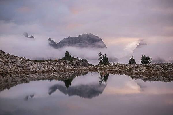 USA, Washington, Alpine Lakes Wilderness. Sunrise on Tank Lake