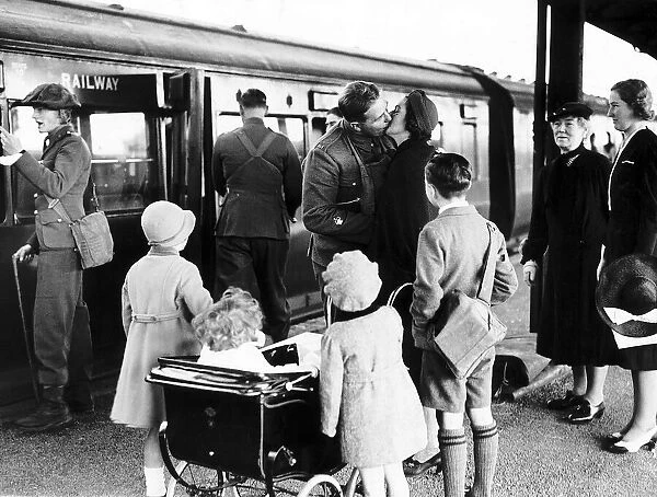 WW2 British soldier says goodbye to his family at English station September 1939