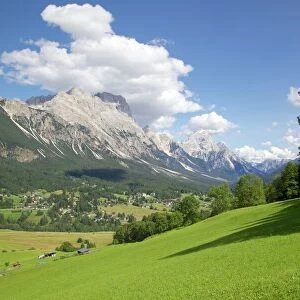 View of town and mountains, Cortina d Ampezzo, Belluno Province, Veneto, Dolomites, Italy, Europe