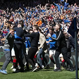Rangers FC: Euphoric Ibrox Invasion - Scott Arfield's Unforgettable Winning Goal Against Celtic (Scottish Premiership 2003)