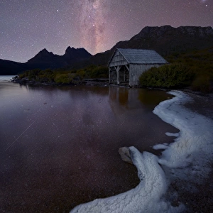 cradle mountain at night under the milkyway