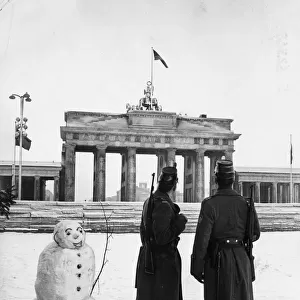 Berlin Wall Photo Mug Collection: Brandenburg Gate