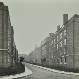 East Hill Estate: exterior of Fleetwood House, London, 1928 (b / w photo)