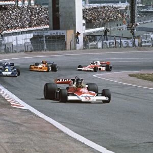 1976 Spanish Grand Prix: James Hunt, 1st position leads Patrick Depallier, retired, Vittorio Brambilla, retired, Jochen Mass, retired and Jacques Lafitte