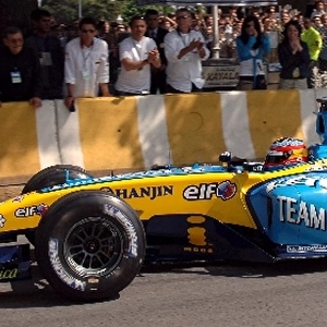 Renault F1 Roadshow: Fernando Alonso demonstrates his Renault R24 to the Turkish F1 fans